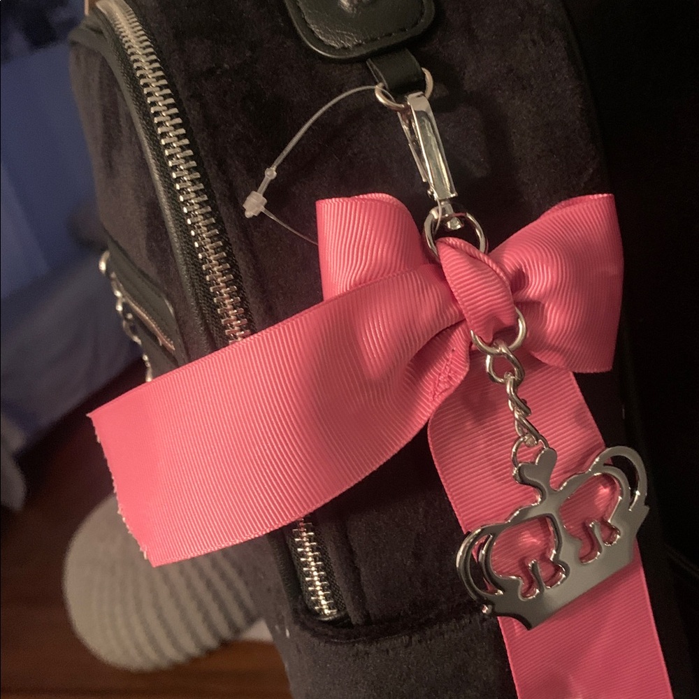 🔥🔥🆕 - Juicy Couture Black Velvet Backpack W/ Pink Bow & Crown Charm - Picture 3 of 12